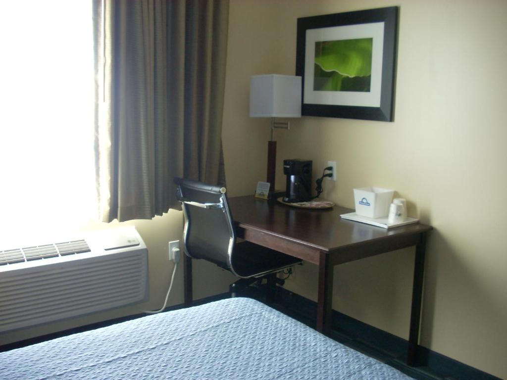 Days Inn & Suites By Wyndham Ozone Park/Jfk Airport New York Exterior photo